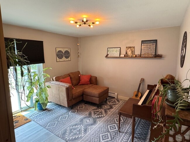 Building Photo - Beautifully Maintained 2 Bedroom Single Fa...