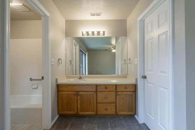 Building Photo - Spacious Updated Townhome in Downtown St. ...