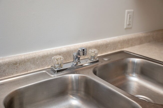 Building Photo - 3 Bedroom, Single-story Townhomes for rent...
