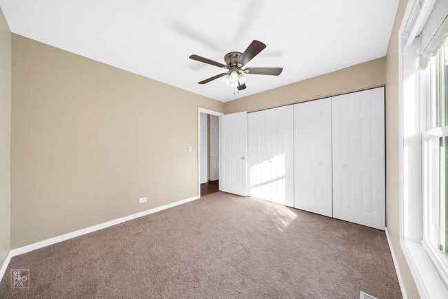 Building Photo - Beautiful End Unit Townhome with Garage!