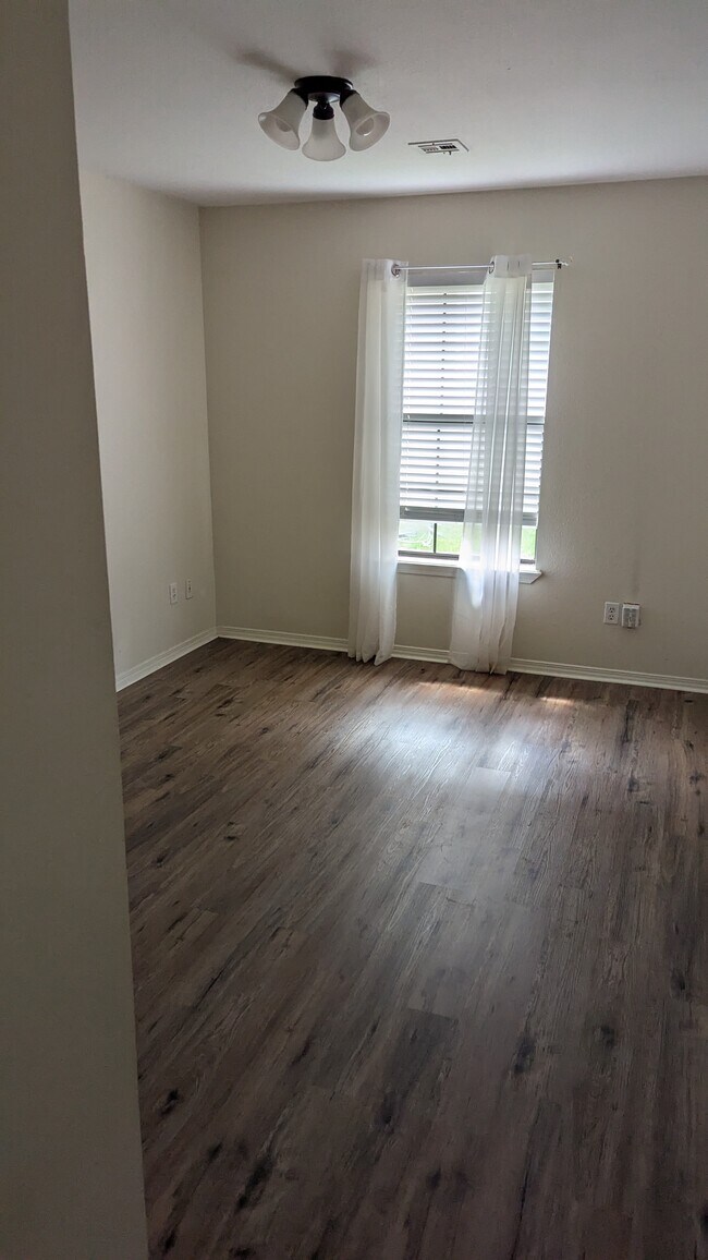 Building Photo - 809 E Eastview Dr