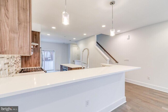 Building Photo - Northern Liberties Townhome with Parking