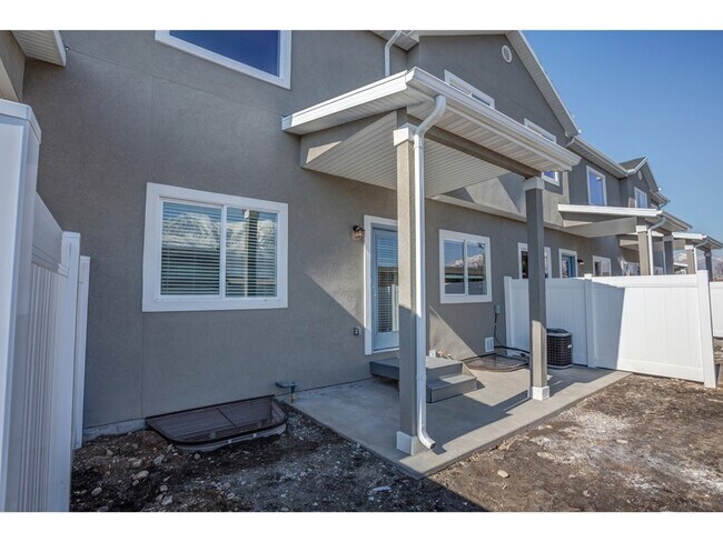 Building Photo - 1155 S 225 E