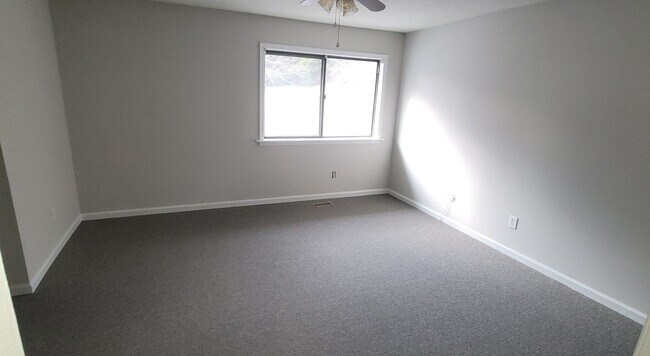 Building Photo - 7237 Sandy Creek Dr