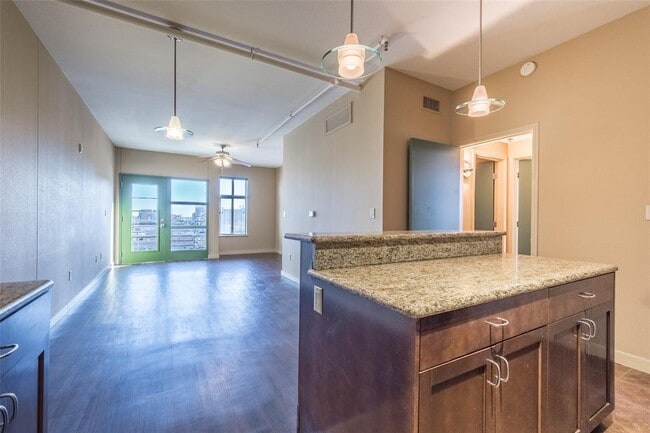 Building Photo - 711 W 26th St