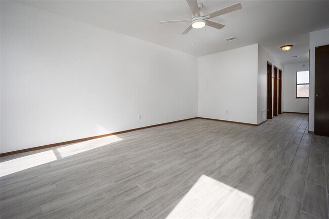 Building Photo - 2400 Northwood Ln