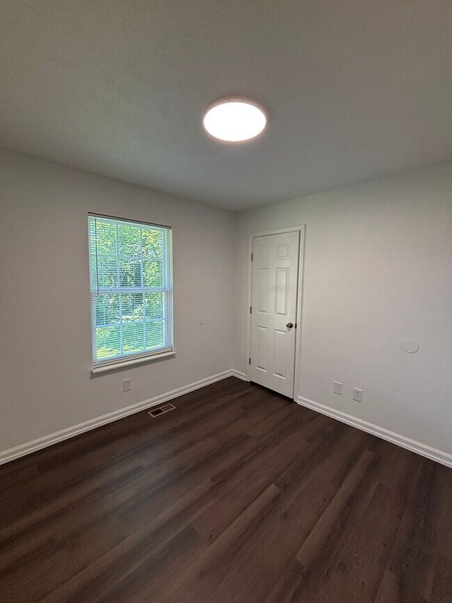 Building Photo - Freshly Renovated Cottage!