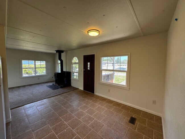 Building Photo - Pet-friendly Home located in sunny Ridgewood