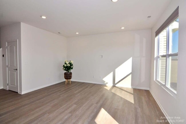 Building Photo - 1104 Salt Springs Dr