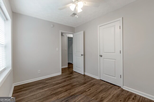 Building Photo - 2364 Peachwood Cir NE