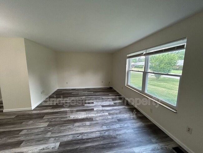 Building Photo - 4352 Sunray Rd