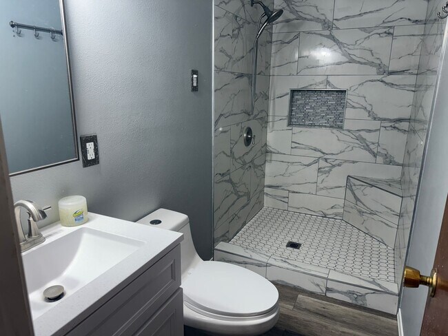 Building Photo - Remodeled 3 Br, 2 Ba, with major appliances