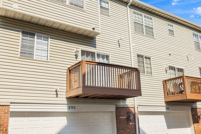 Building Photo - 850 Shandrew Dr