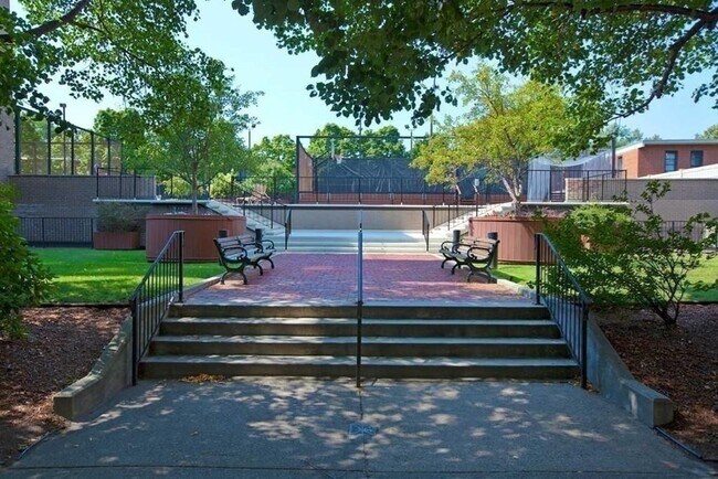 Building Photo - 33 Pond Ave