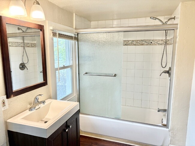 Building Photo - Quick Move-in= 1st Month 50% off rent!  Bright & Centrally Located 1-Bedroom Apartment Near Downt...