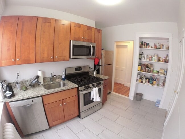Building Photo - Charming 4 Bedroom-No Broker  Fee