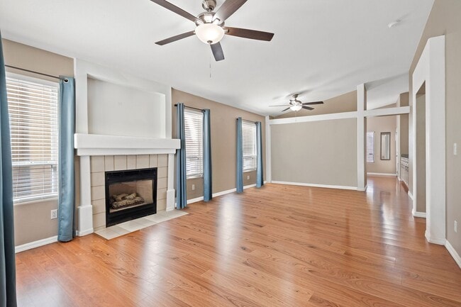 Building Photo - Beautiful Bright 3 Bedroom Single Story Home with Expansive Kitchen and Gorgeous Backyard