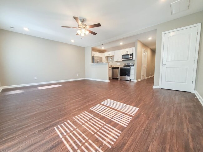 Building Photo - Two Bedroom with Garage on Exit 11!