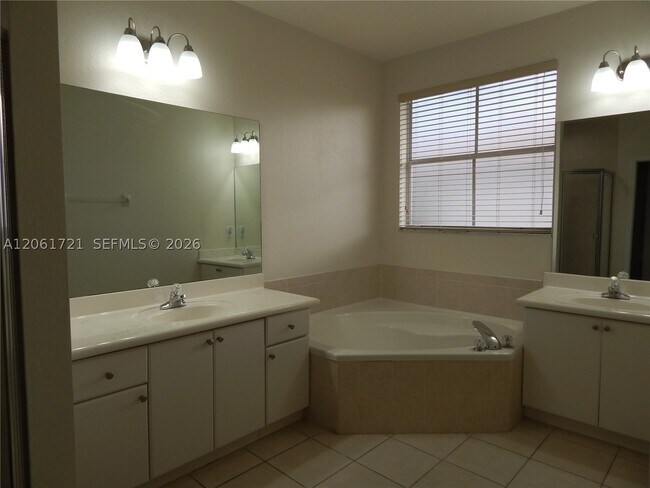 Building Photo - 320 SW 87th Ct