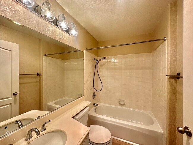 Building Photo - Second Floor Updated 2 BD / 2 BA In Carmel...