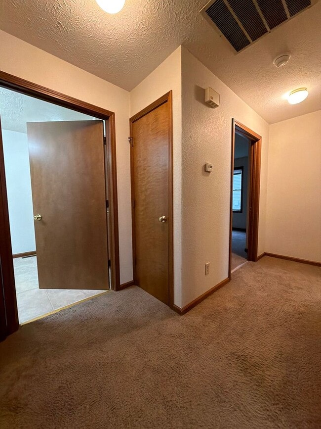 Building Photo - 211 Stonewall Ct