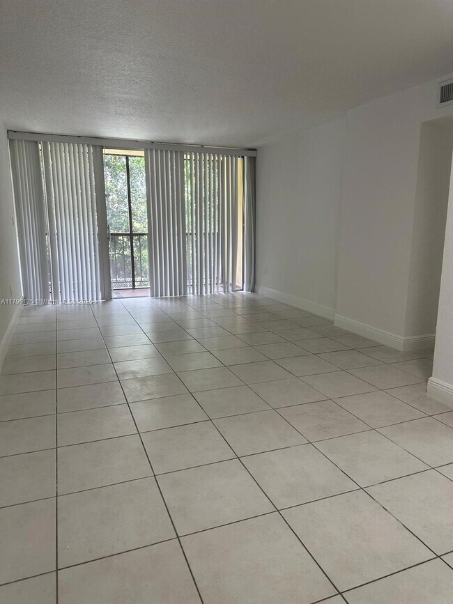 Building Photo - 8870 Fontainebleau Blvd