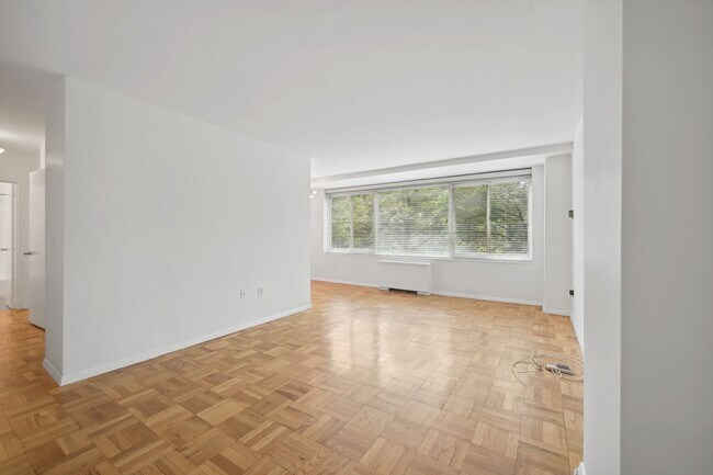 Building Photo - Walk to Georgetown! One Month Concession! Professionally Managed & Recently Renovated // 1 Bedroo...