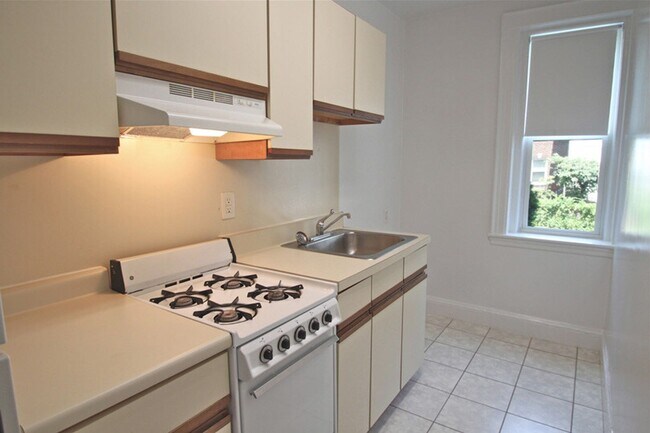 Building Photo - Beautiful 1Br/1Bth apartment! Heat/Hot Water inc.  Must see!
