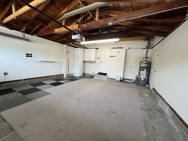 Building Photo - 3 bed/2 bath Jose Home Near HW 85 at Almad...