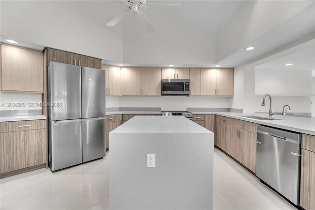 Building Photo - 8881 N Lake Dasha Dr