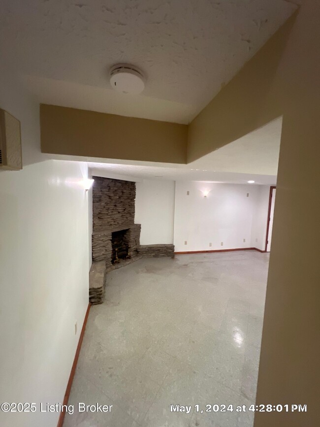 Building Photo - 230 S Circlecrest Dr