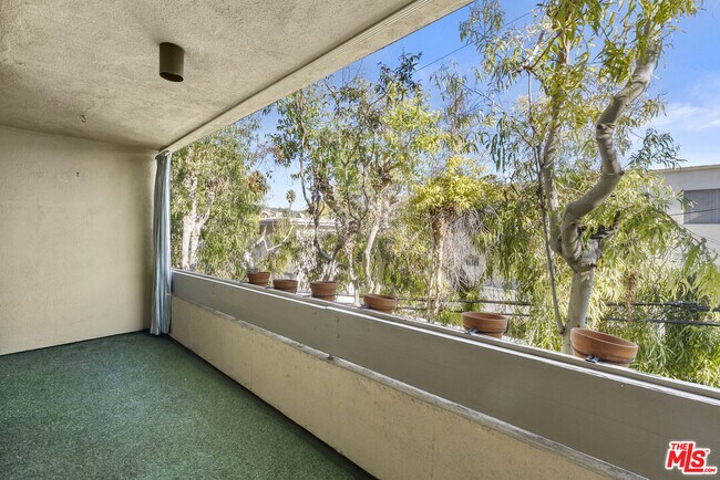 Building Photo - 740 Kings Rd