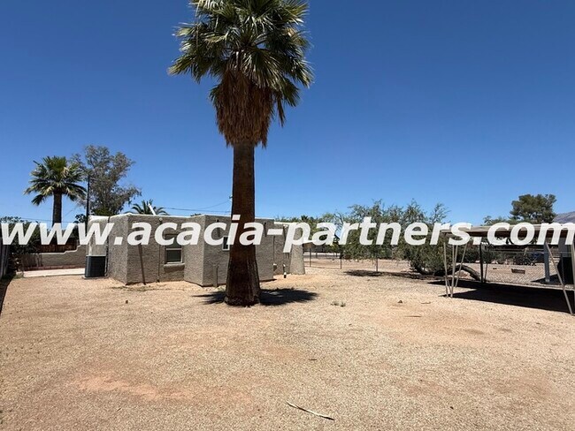 Building Photo - 2 Bedroom home on a large lot