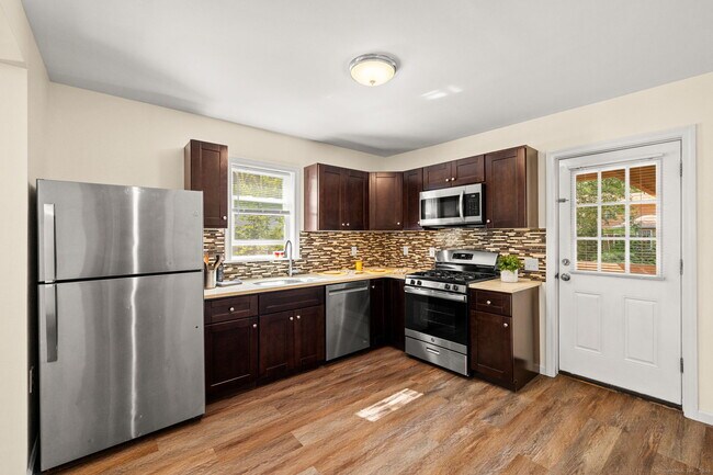 Building Photo - 143 Kneen St