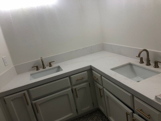 Building Photo - Beautiful Remodel Home in Peggy Heller Sch...