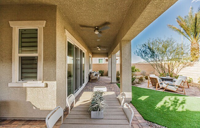 Building Photo - One Story Model Home