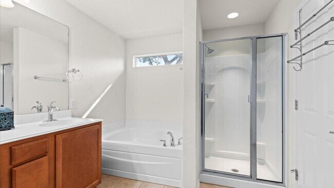 Building Photo - 600 Planters Pass