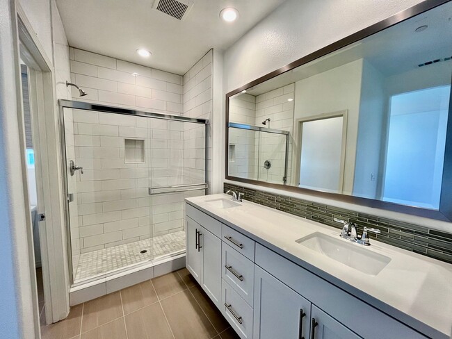 Building Photo - Updated 3BD 2.5BA Townhouse in Imperial Be...