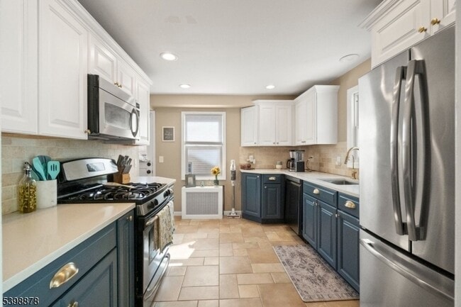 Building Photo - 24 E Harrison Pl