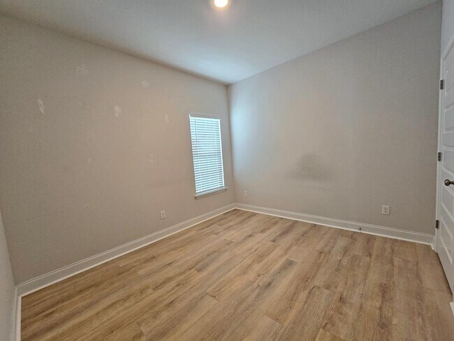 Building Photo - Elegant 4-Bedroom Lake Park Home with Open Layout, Modern Finishes, and Fenced Yard