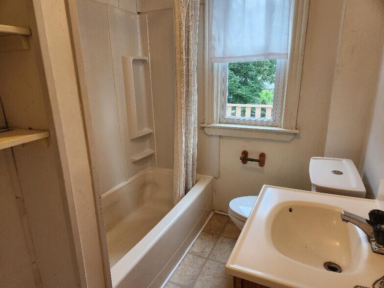 Building Photo - 261 Elm St