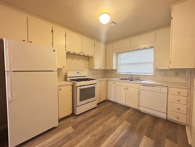 Building Photo - For Lease | Mayo Meadow | 2 Bedroom, 1 Bat...