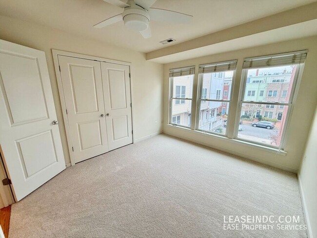 Building Photo - 1041 5th St SE