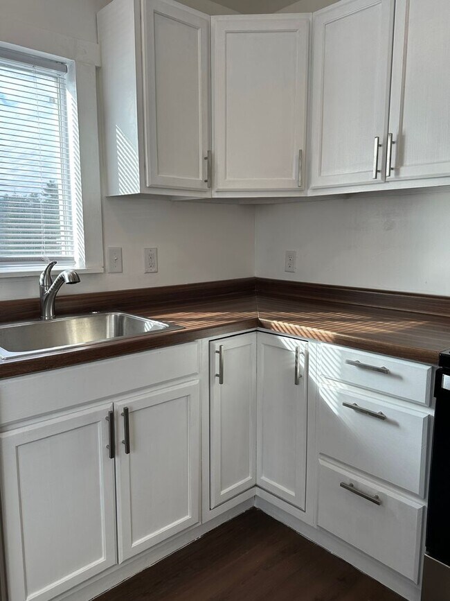 Building Photo - Immediate Move-In! Renovated 2BR House Near Ball State w/ Fireplace & Outdoor Space