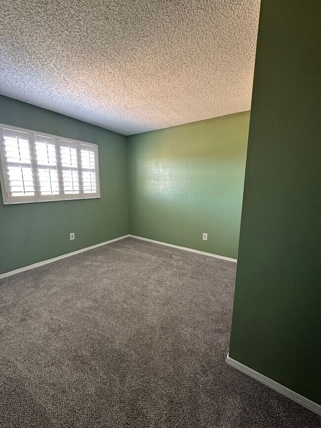 Building Photo - Cheery 4 bedroom with Spacious Yard & No R...