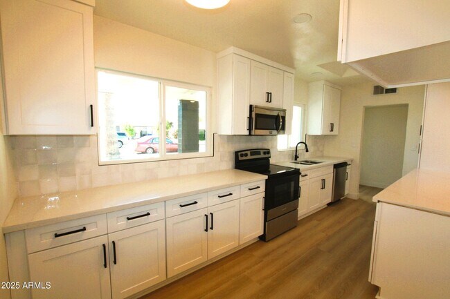 Building Photo - 443 N Sycamore