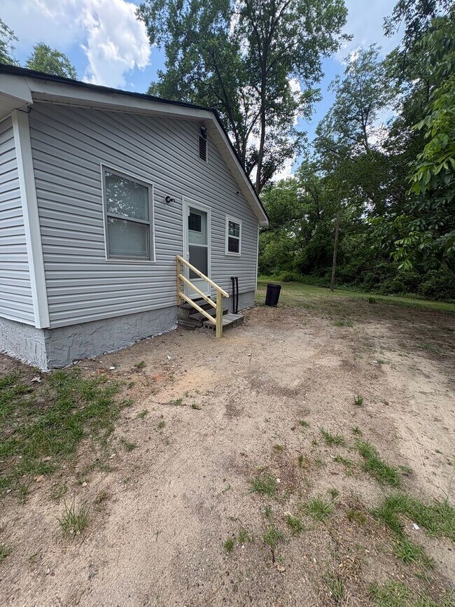 Building Photo - 3 Bedroom/1 bath House includes wi-fi, lawncare and security alarm