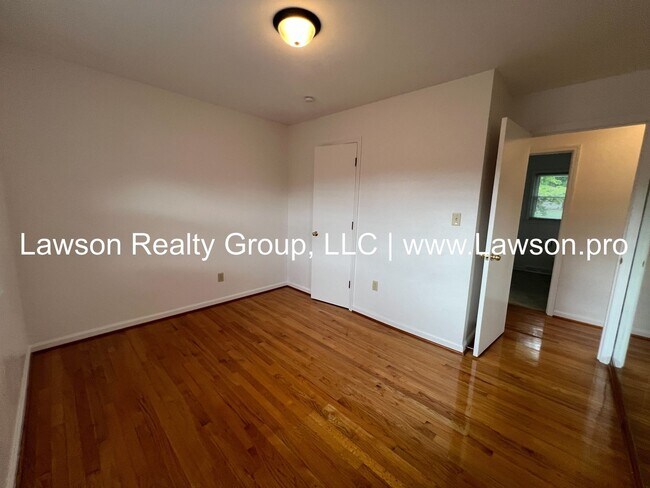 Building Photo - Very Nice Updated Ranch in Salem (Glenvar ...