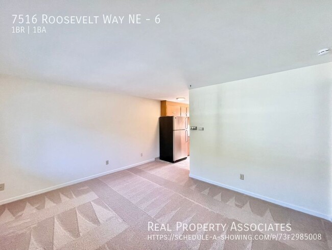 Building Photo - Top Floor 1-Bed/1-Bath in Roosevelt! **Off...