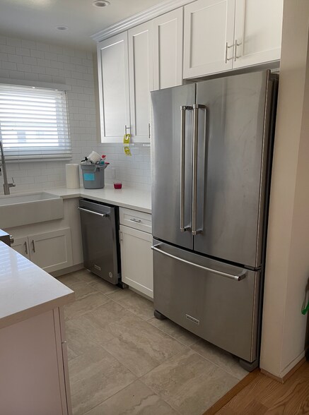 Kitchen (View Right) - 2041 Euclid St